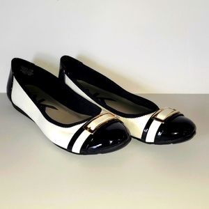 Anne Klein Sport- Black and White w/ Gold Buckle Size 8.5 Excellent Condition